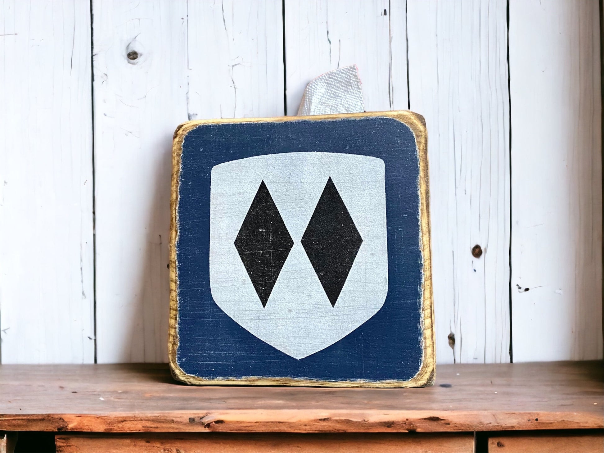 Double diamond tissue box for skiing