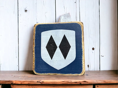 Double diamond tissue box for skiing